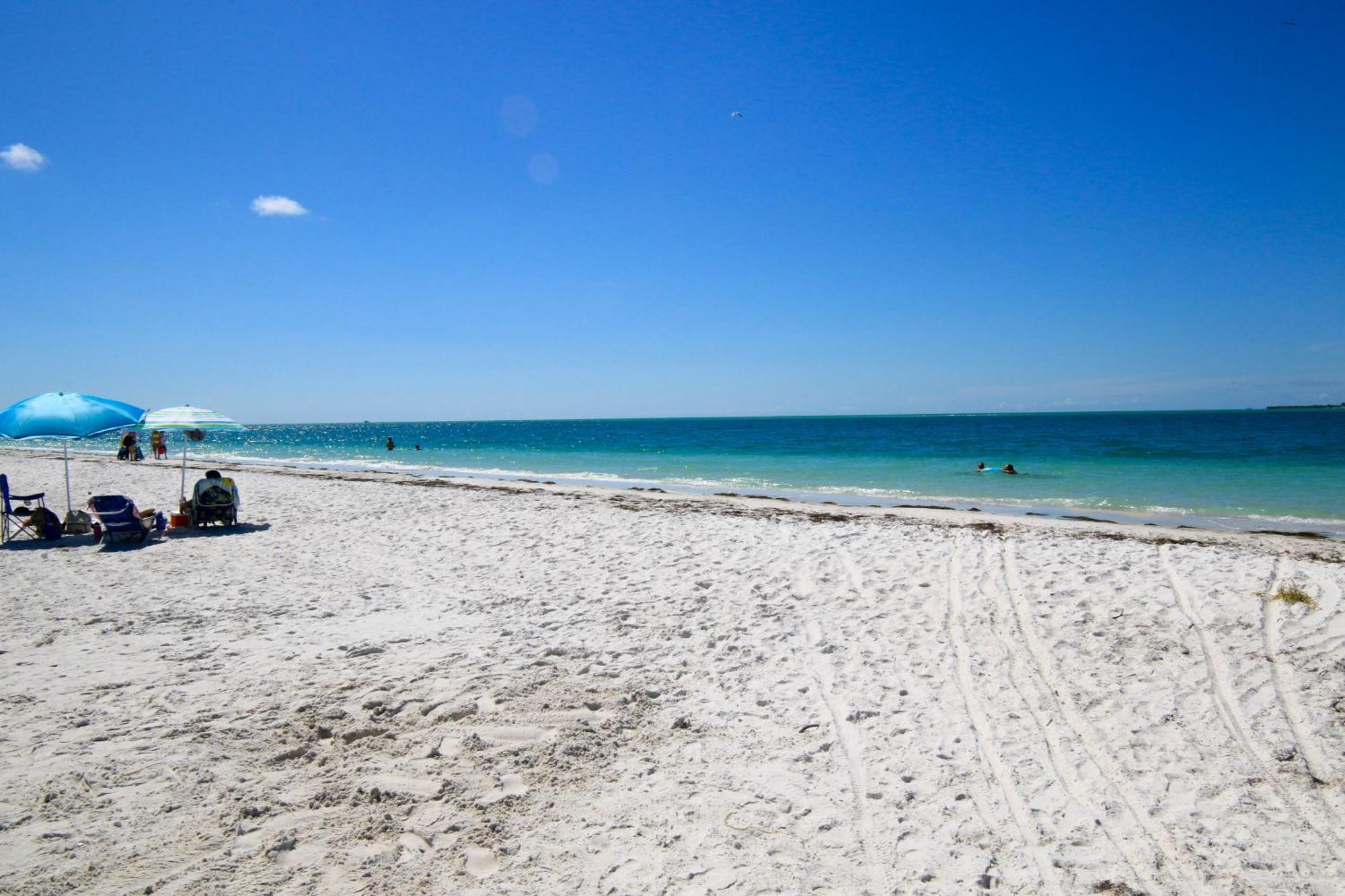 Anna Maria Island Runaway Tropical Dream-One Minute Walk To The Beach-Heated Pool Bradenton Beach Exterior photo