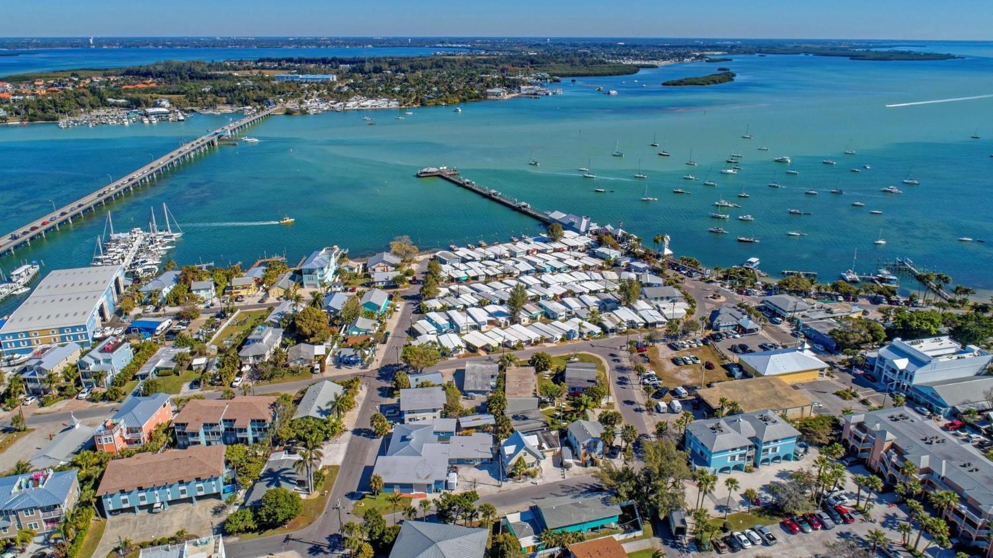 Anna Maria Island Runaway Tropical Dream-One Minute Walk To The Beach-Heated Pool Bradenton Beach Exterior photo